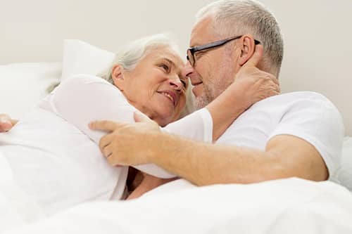 Sexo en la tercera edad: Ellos en la cama