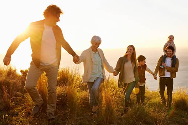 Familia feliz caminando juntos - Centro Kupal